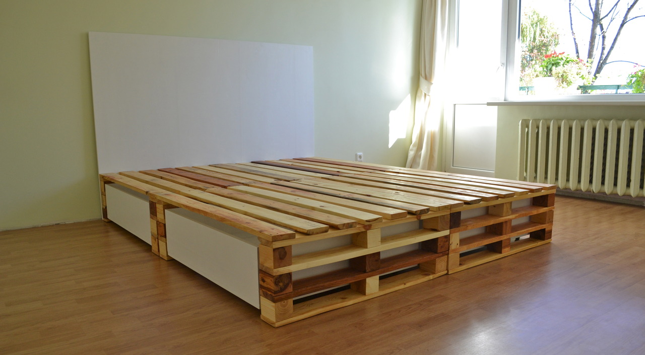 DIY Plans on How to Make a Pallet Bed