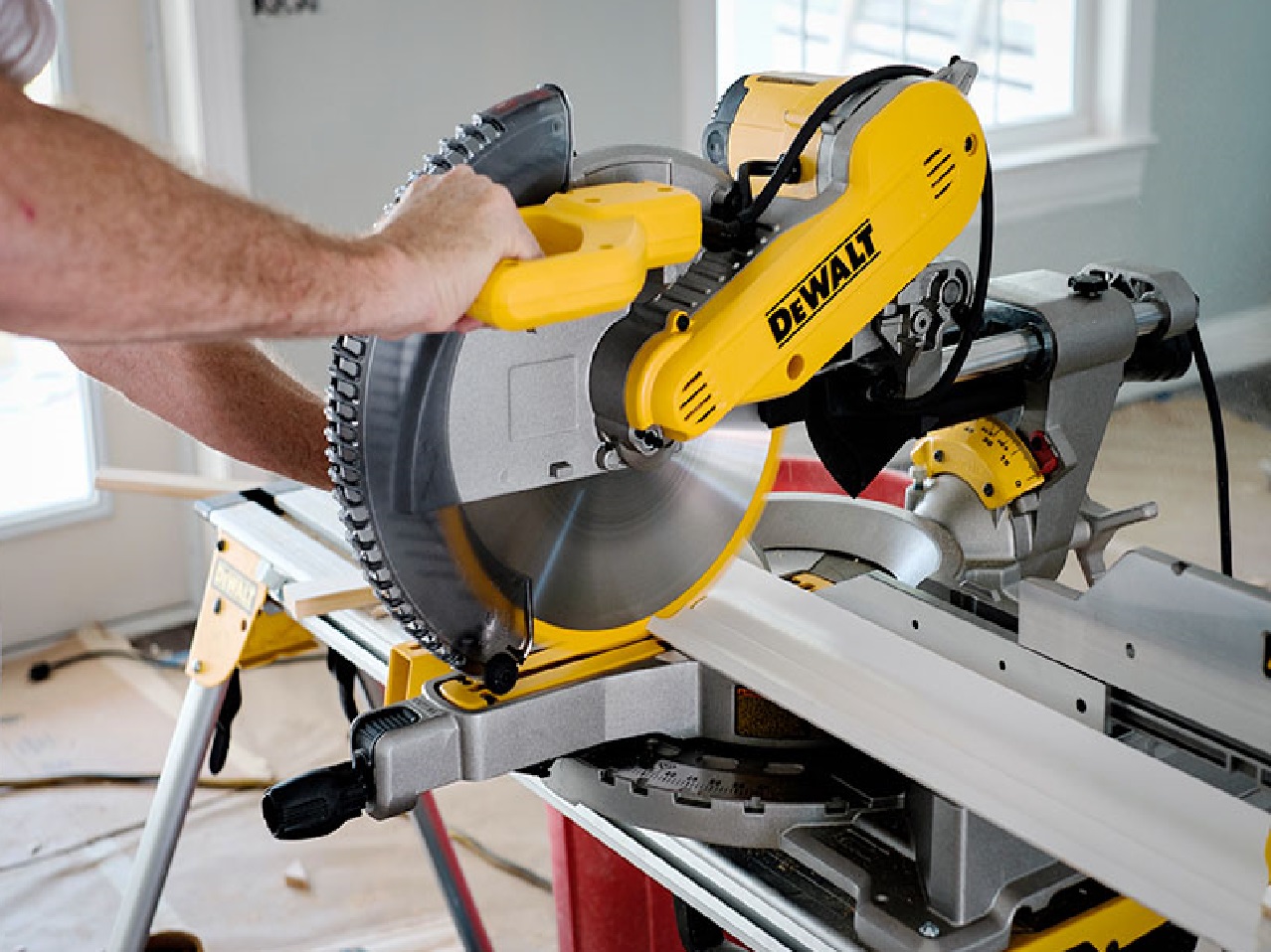 How to Use a Miter Saw – Tips & Guides