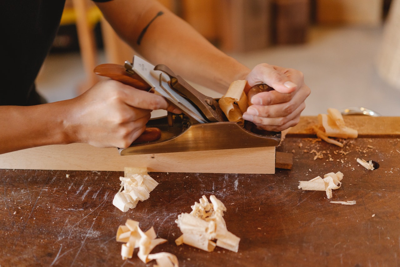 how to use a hand planer