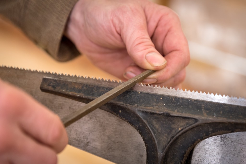 how to sharpen a hand saw blade