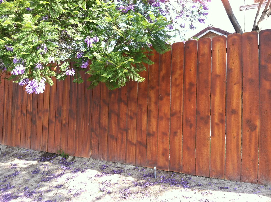 How to Build a Wood Fence With Metal Posts